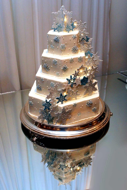 Click here for a slide show of snowflakecovered cakes